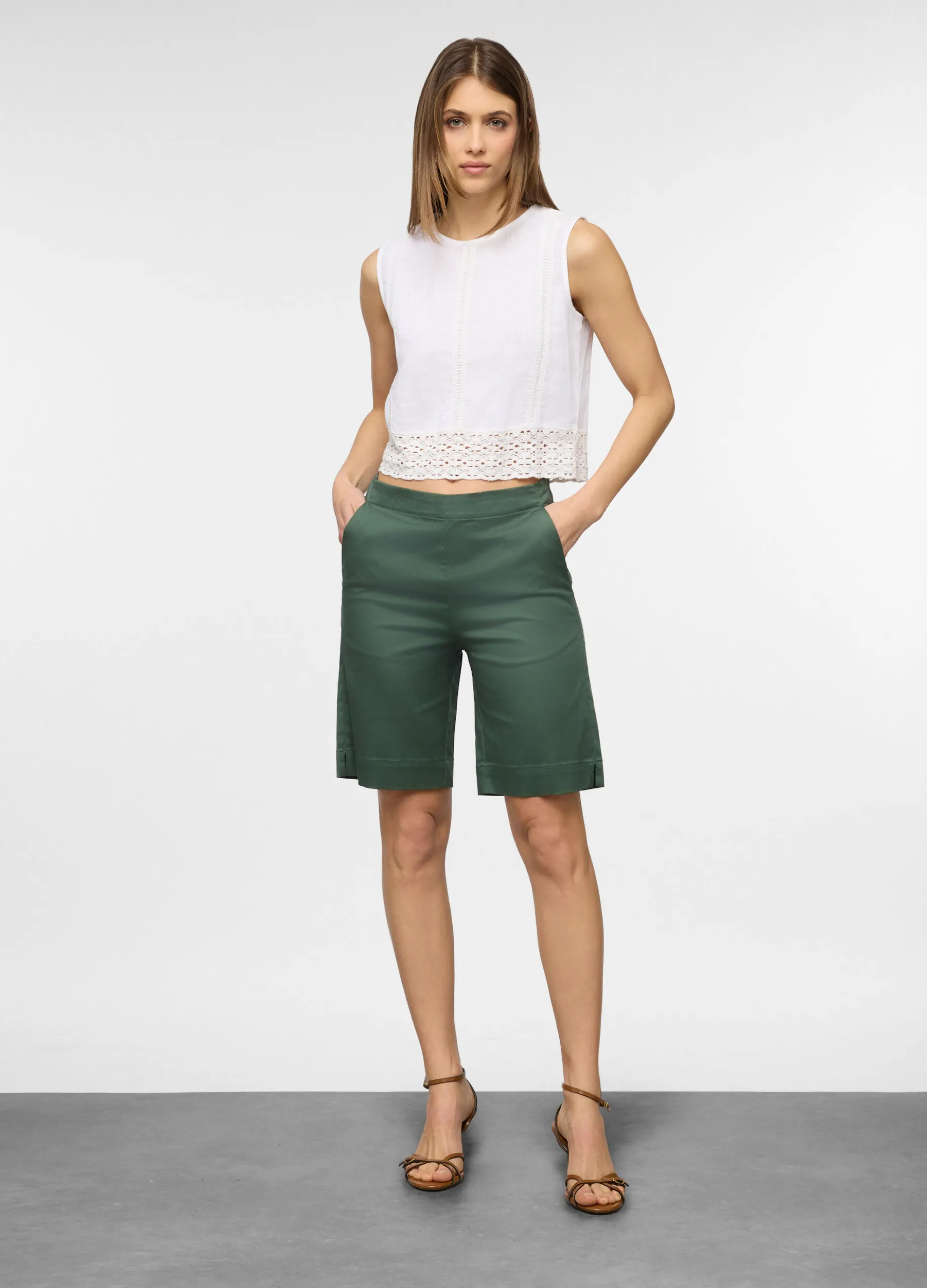Bermuda fit regular in twill di cotone stretch satin donna