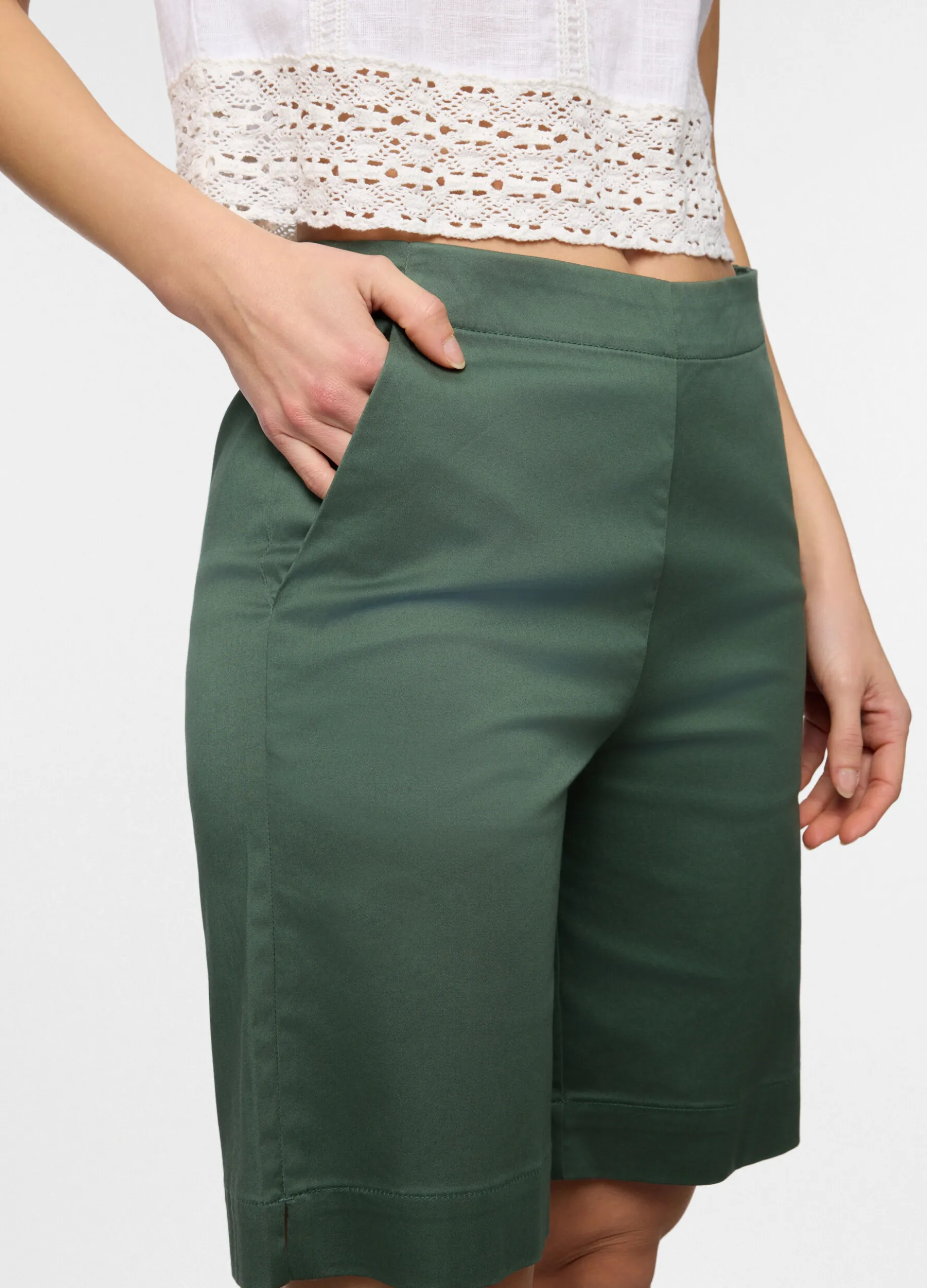 Bermuda fit regular in twill di cotone stretch satin donna
