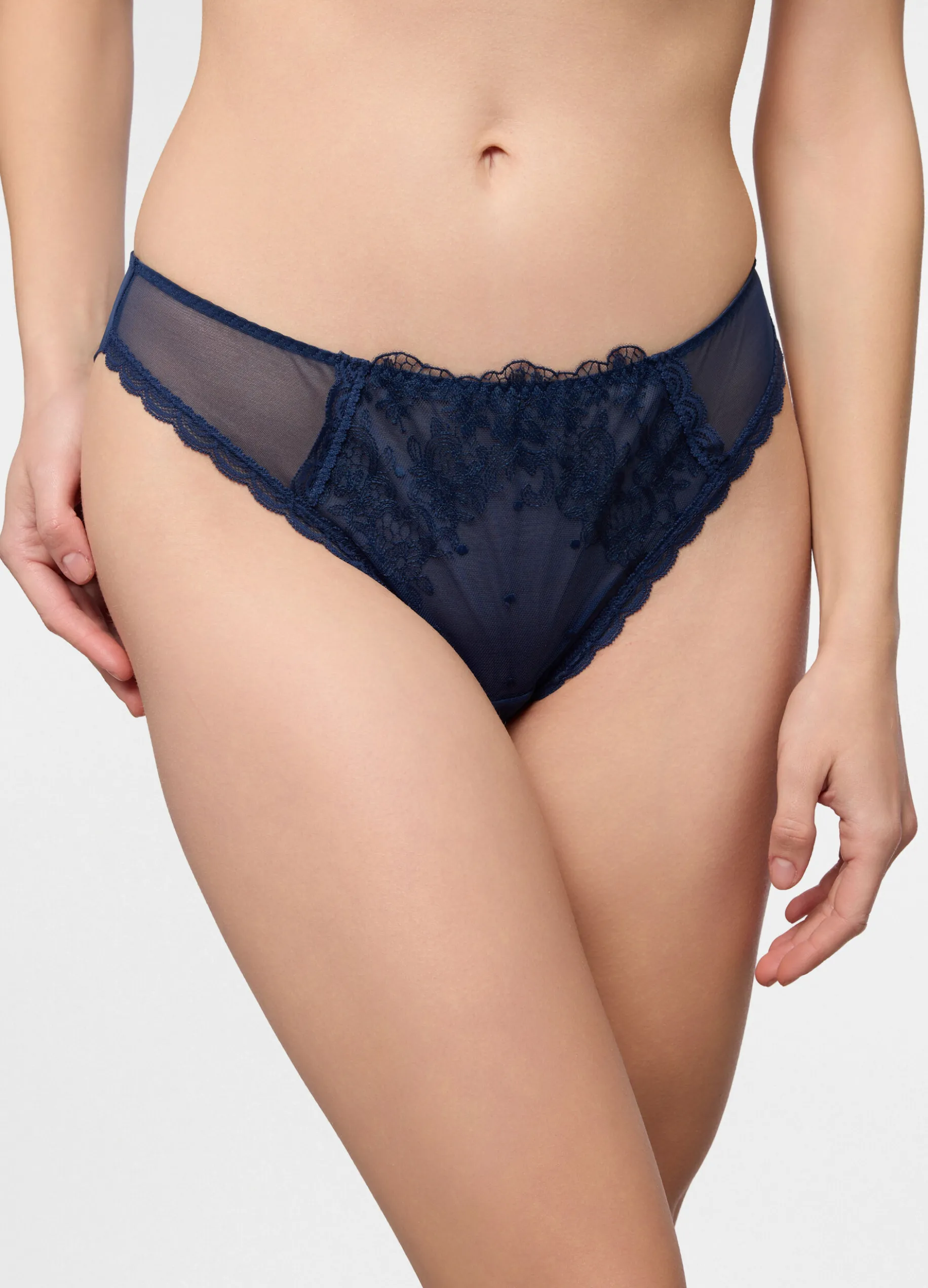 Brasiliana in pizzo donna