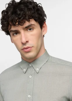 Camica regular fit con colletto button down in voile di cotone