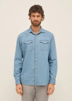 Camicia in denim di cotone con spalloni e taschini