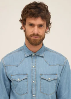 Camicia in denim di cotone con spalloni e taschini