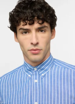 Camicia regular fit con colletto button down a righe uomo