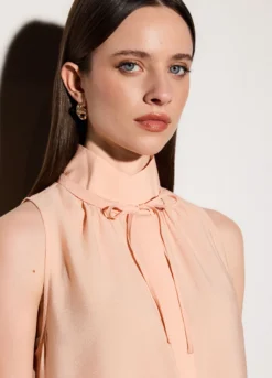 Camicia smanicata regular fit a collo alto in poli-viscosa donna