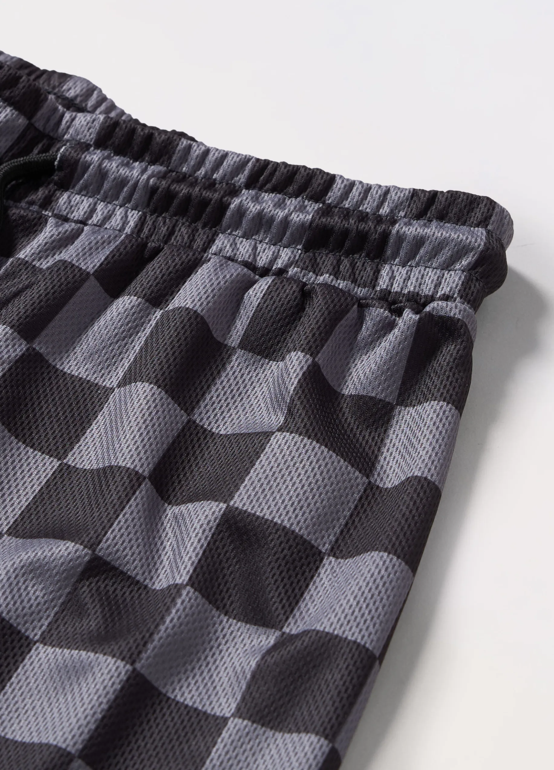 Shorts in tessuto mesh con stampa ragazzo