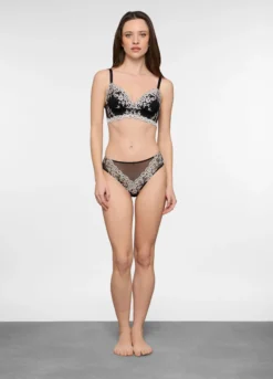 Slip brasiliana in pizzo con ricami