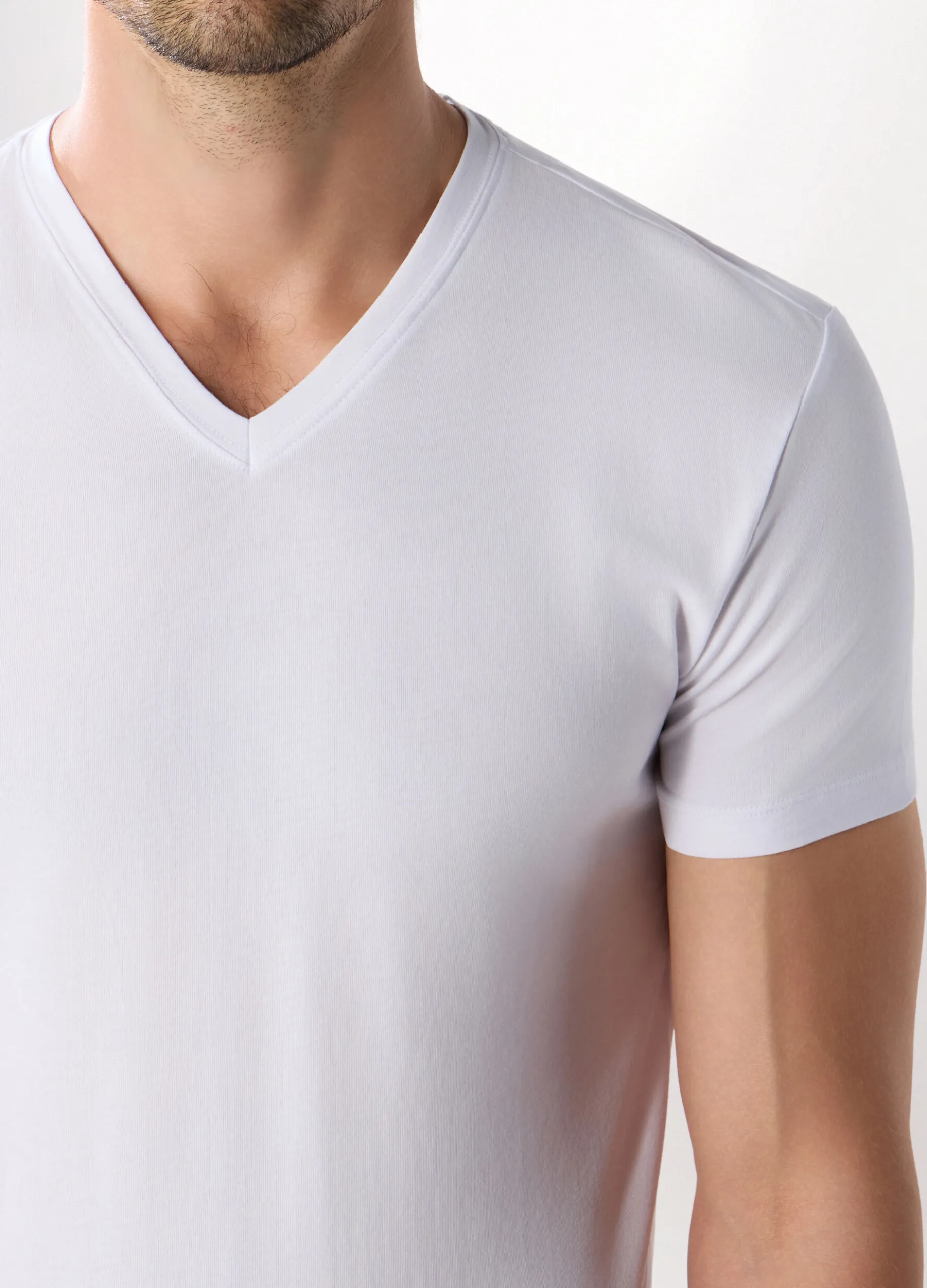 T-shirt collo a V in cotone stretch uomo