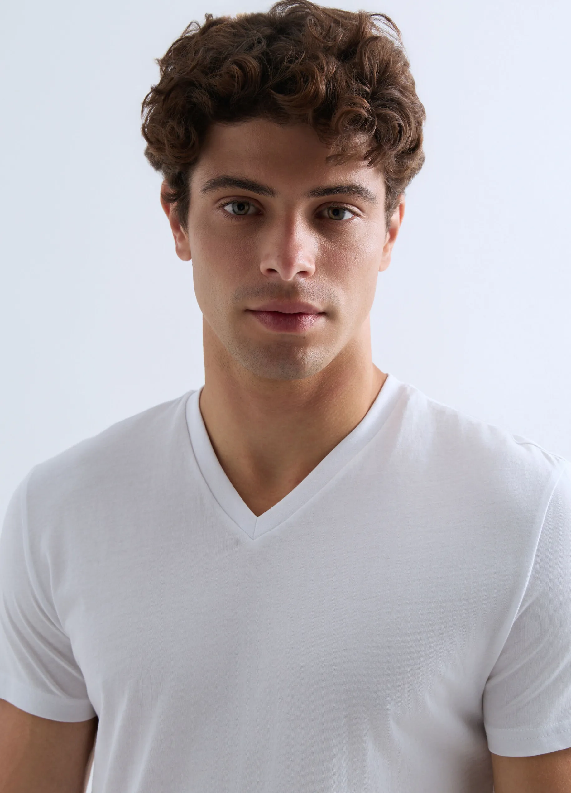 T-shirt scollo a V in jersey uomo