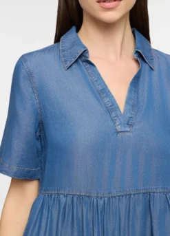 Vestito corto con scollo a V e colletto classico in denim di puro cotone donna